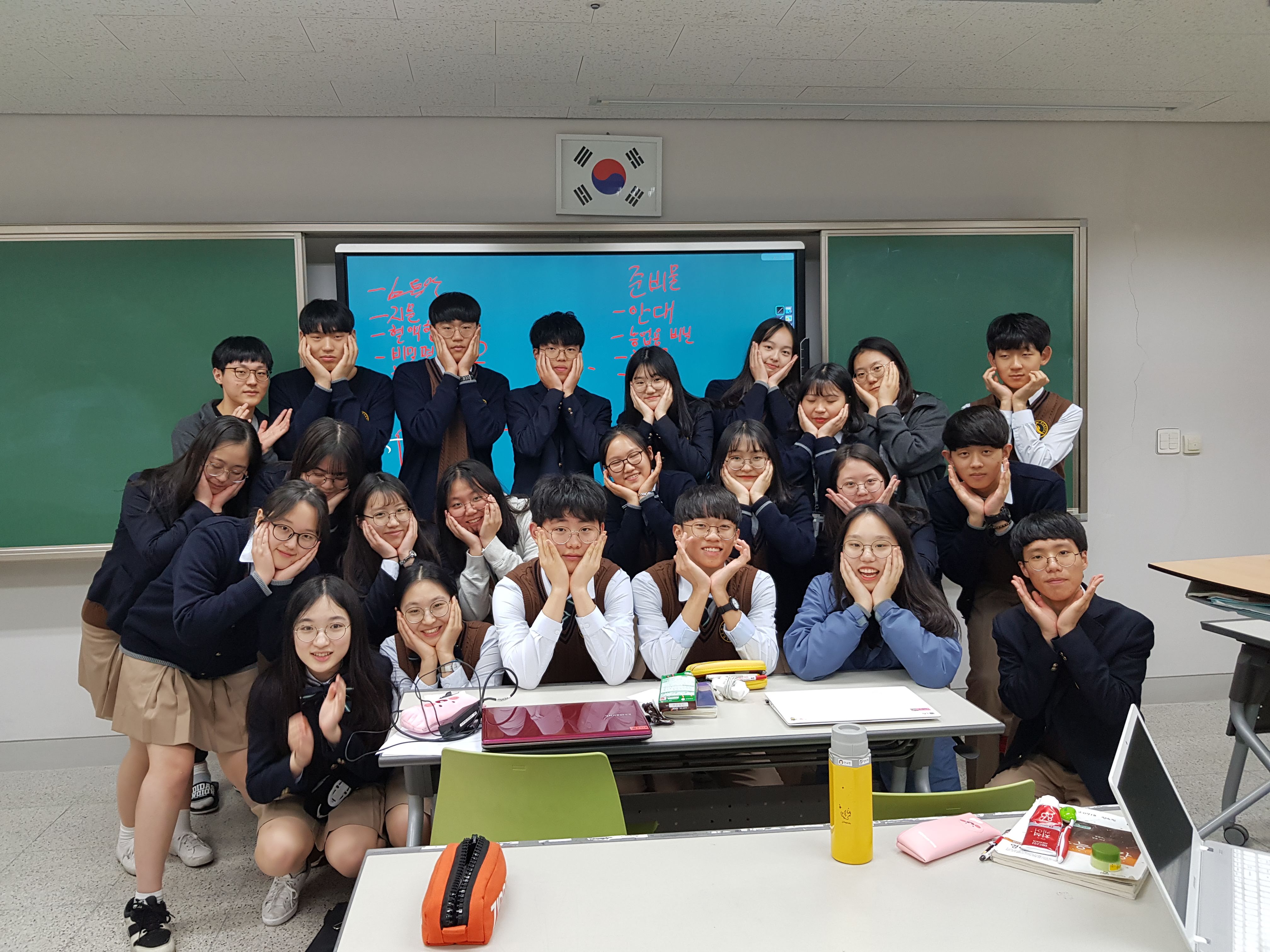 Сколько лет школы в корее. Школы Южной Кореи старшая школа. Старшая школа в Южной Корее. Средняя школа в Южной Корее. Ученики в Корее.